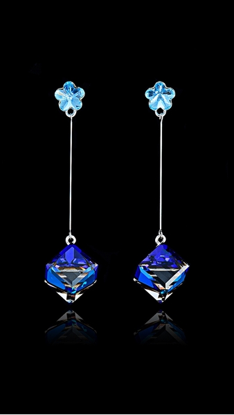 Picture of Beautiful Shaped Platinum Plated Swarovski Element Drop & Dangle