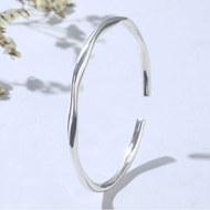 Picture of Hypoallergenic Platinum Plated 999 Sterling Silver Fashion Bangle with Easy Return